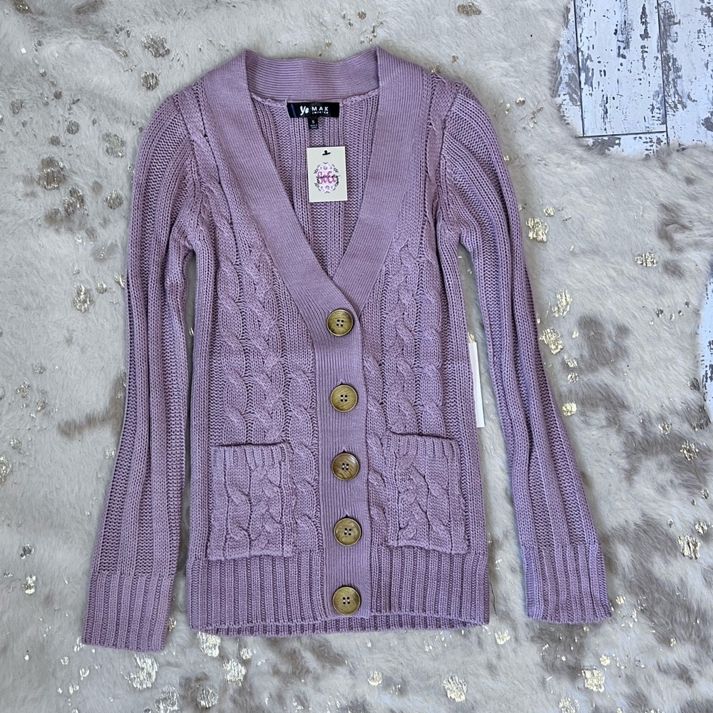 Long-sleeved V-neck cable knit with wood button in mauve!